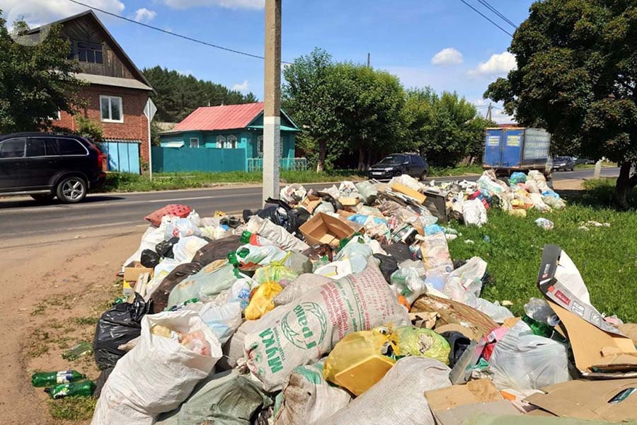 Несанкционированная свалка мусора у частных домов
