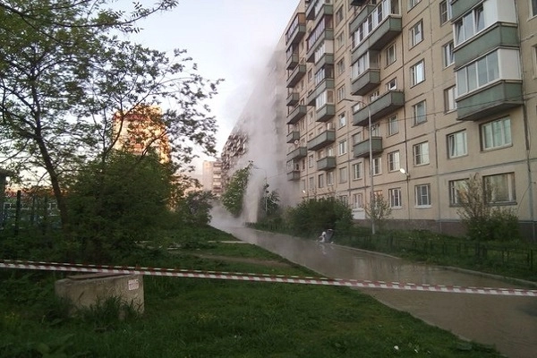В Рыбацком районе Санкт-Петербурга многоэтажку обдало кипятком