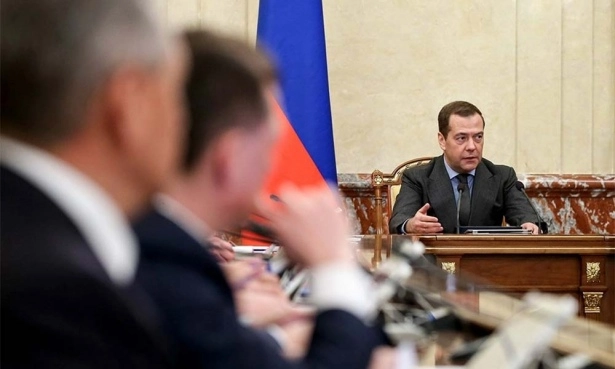 Медведев поручил разобраться с долгами предприятий ЖКХ