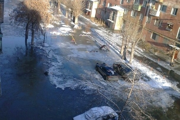 Вода убежала из труб на улицу Омска
