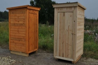В Иркутске построили деревянный «Туалет для должников»